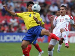 Cristian Ramírez (izq) de Ecuador en la partido contra Panamá.MEXSPORT  /