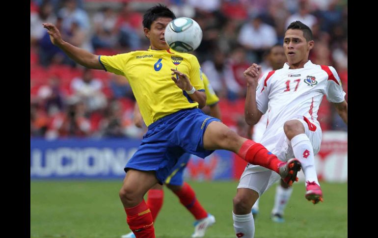 Cristian Ramírez (izq) de Ecuador en la partido contra Panamá.MEXSPORT  /