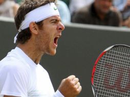 Del Potro celebra su victoria sobre el francés Gilles Simon durante partido del torneo de tenis de Wimbledon. EFE  /