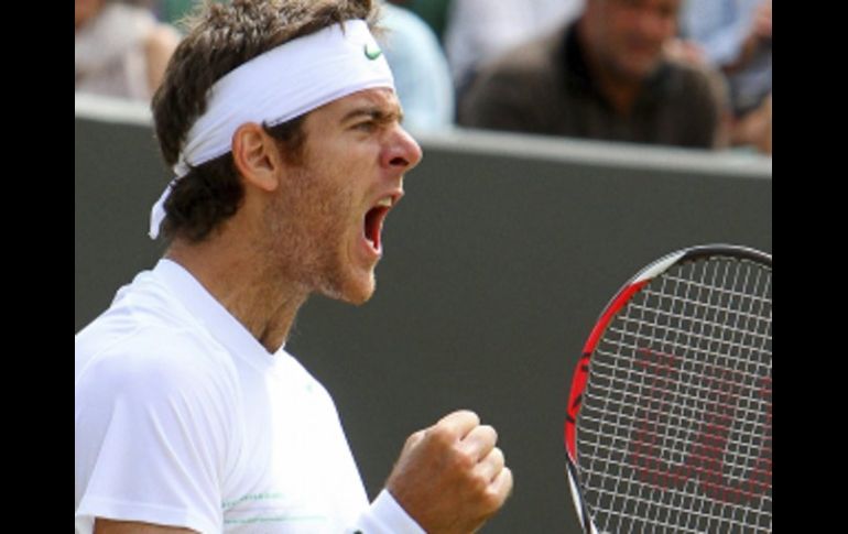 Del Potro celebra su victoria sobre el francés Gilles Simon durante partido del torneo de tenis de Wimbledon. EFE  /