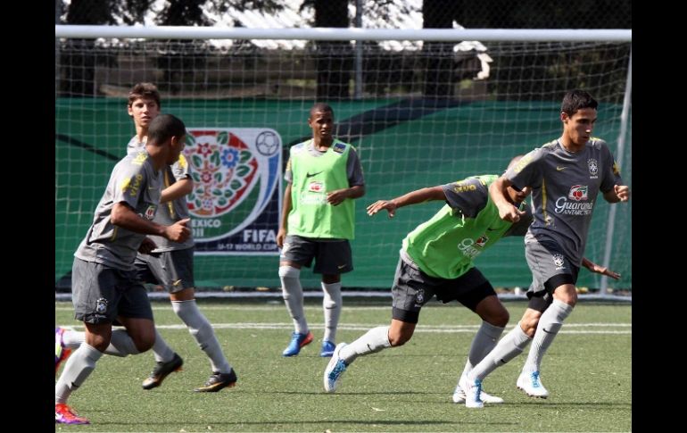 Jugadores brasileños durante sesión de entrenamiento para Mundial Sub-17. MEXSPORT  /