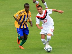 Robert Ndatimana (I) de Ruanda y Keven Aleman de Canadá (D), durante juego de la Copa del Mundo Sub-17. MEXSPORT  /