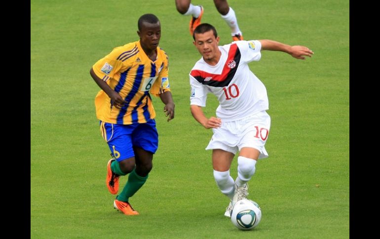 Robert Ndatimana (I) de Ruanda y Keven Aleman de Canadá (D), durante juego de la Copa del Mundo Sub-17. MEXSPORT  /