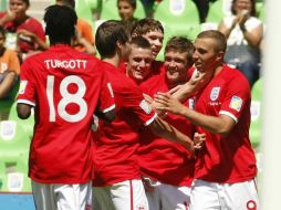 Jugadores de Inglaterra celebrando gol contra Uruguay en Mundial Sub-17. MEXSPORT  /