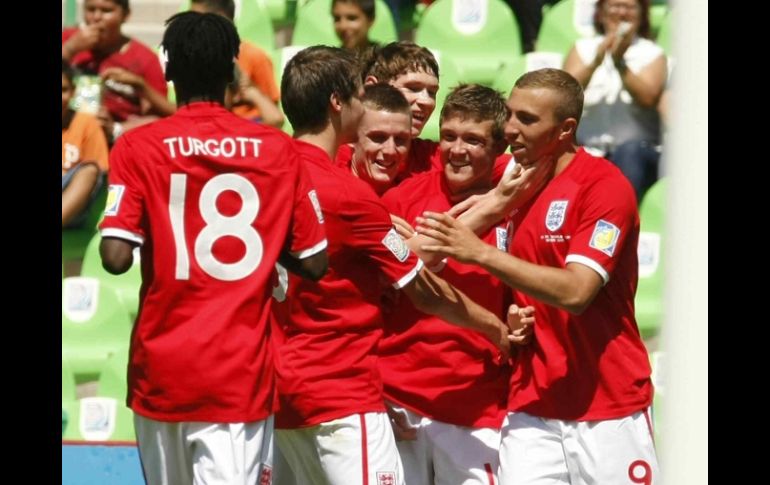 Jugadores de Inglaterra celebrando gol contra Uruguay en Mundial Sub-17. MEXSPORT  /