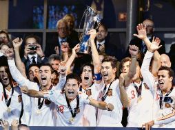 El capitán Javi Martínez (centro) levanta el trofeo de campeón y festeja con sus compañeros. EFE  /