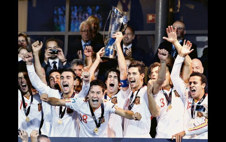 El capitán Javi Martínez (centro) levanta el trofeo de campeón y festeja con sus compañeros. EFE  /