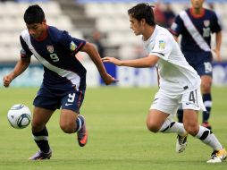 Mario Rodríguez Jr. de USA (izq.) y Reece Lambert de Nueva  Zelanda disputándose el balón. MEXSPORT  /