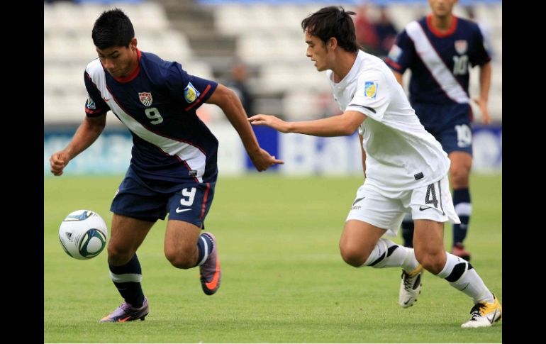 Mario Rodríguez Jr. de USA (izq.) y Reece Lambert de Nueva  Zelanda disputándose el balón. MEXSPORT  /