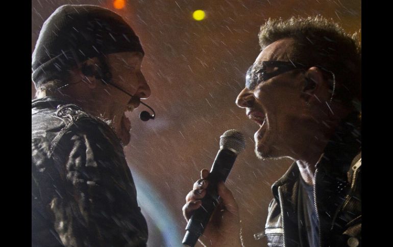 El guitarrista Edge y el vocalista Bono, integrantes de U2, durante su presentación en el Festival de Glastonbury. AP  /