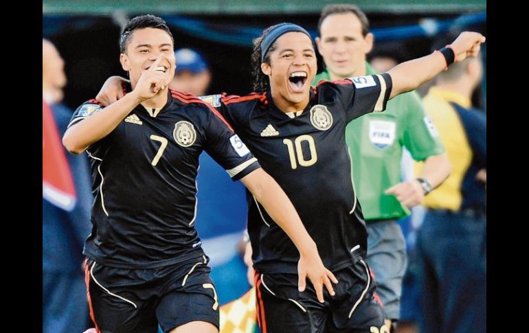 Pablo Barrera y Giovani dos Santos, dos de los mejores jugadores de México en el partido, celebran una anotación del Tricolor. AFP  /