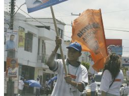 Un joven participa en la promoción de la candidata del PAN a la gubernatura de Nayarit, Martha Elena García. M. FREYRÍA  /