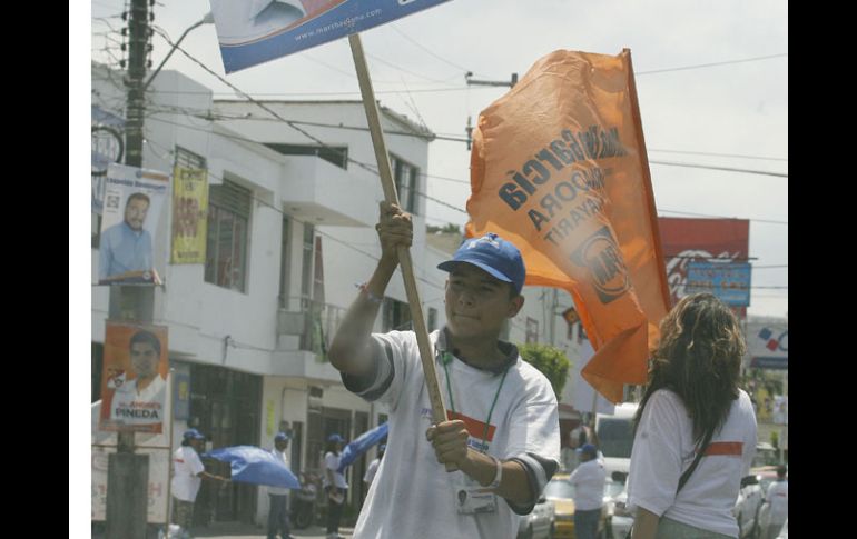 Un joven participa en la promoción de la candidata del PAN a la gubernatura de Nayarit, Martha Elena García. M. FREYRÍA  /