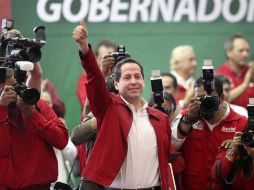 El candidato de la coalición Unidos Por Ti ''festeja'' con sus seguidores en acto masivo de campaña. AP  /