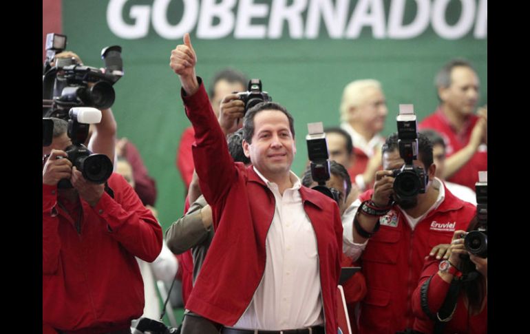 El candidato de la coalición Unidos Por Ti ''festeja'' con sus seguidores en acto masivo de campaña. AP  /