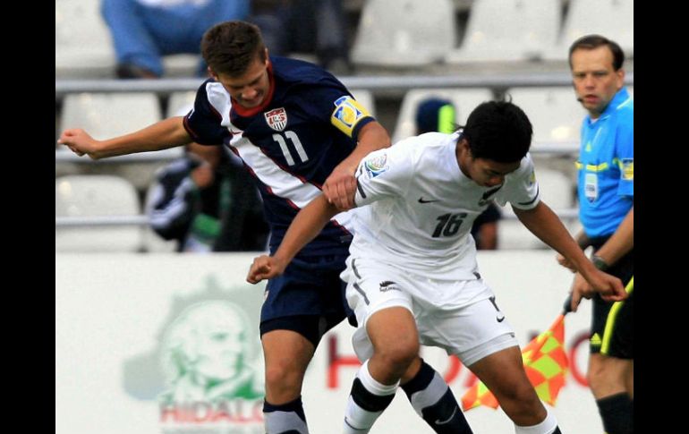 Marc Pelosi (izq) en el juego contra Nueva Zelanda. MEXSPORT  /