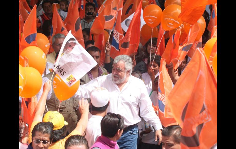 Alejandro Encinas Rodríguez, en un mitin proselitista en el municipio de Cocotitlán. NOTIMEX  /