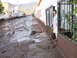 El lodo invadió las calles de San Miguel Cuyutlán; vecinos ya reciben ayuda de las autoridades. E. PACHECO  /