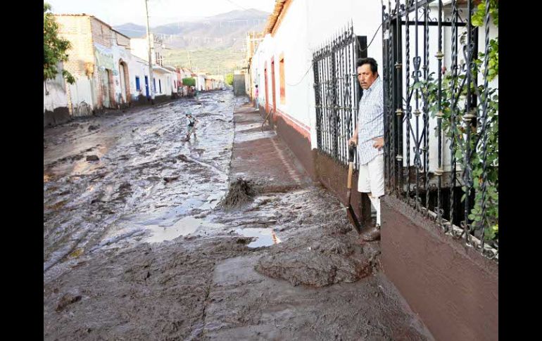 El lodo invadió las calles de San Miguel Cuyutlán; vecinos ya reciben ayuda de las autoridades. E. PACHECO  /