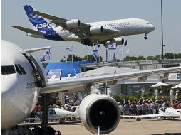 Un Airbus A380 durante demostración en la 49 edición de Le Bourget. AP  /