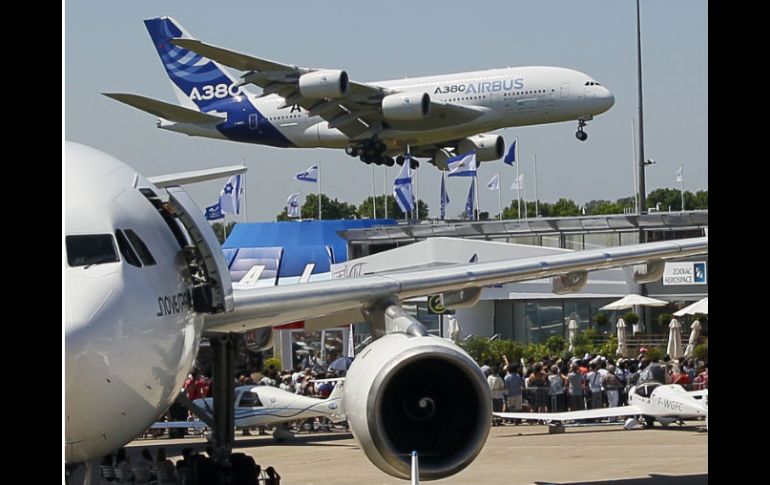 Un Airbus A380 durante demostración en la 49 edición de Le Bourget. AP  /