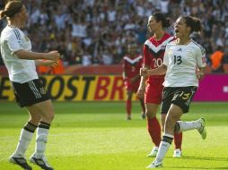 La alemana Celia Okoyino da Mbabi (D) celebra gol contra Canadá en Mundial Femenil. AFP  /