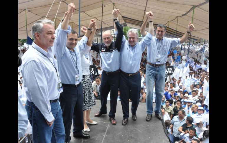 Los cinco aspirantes a la candidatura presidencial panista acompañan a Luis Felipe Bravo Mena. NTX  /