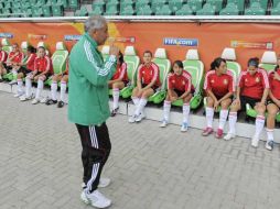 Leonardo Cuéllar da indicaciones ene l último entrenamiento de la femenil previo a su debut ante Inglaterra. AP  /