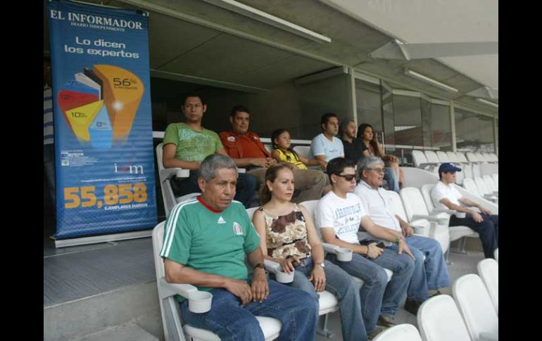 Los suscriptores de EL INFORMADOR observan atentos el primer partido de la doble jornada mundialista. E. FLORES  /