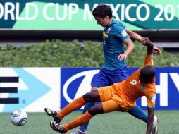 Daniel Soungole de Costa de Marfil disputandose el balón con el el jugador brasileño. MEXSPORT  /