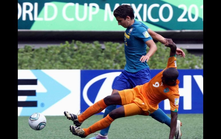 Daniel Soungole de Costa de Marfil disputandose el balón con el el jugador brasileño. MEXSPORT  /