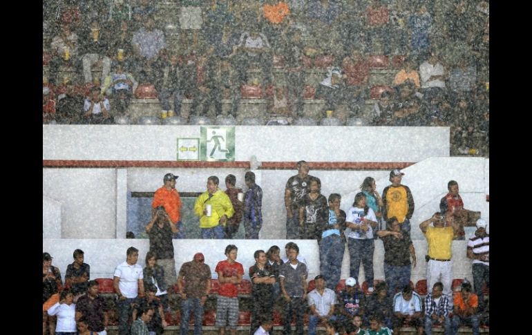 En el minuto 25 el arbitro argentino decidió suspender el partido. MEXSPORT  /