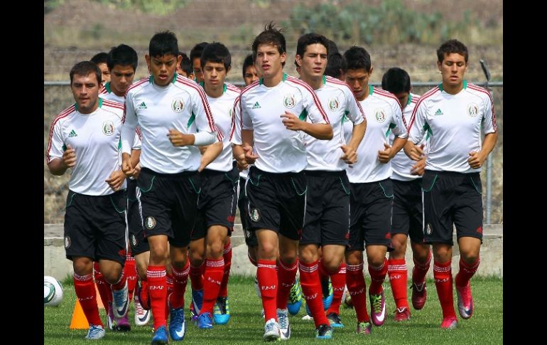 Elementos de la Selección mexicana Sub-17 trotan durante la sesión de práctica desarrollada en Pachuca. MEXSPORT  /