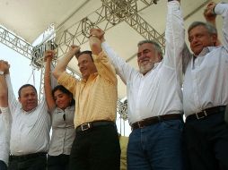 Marcelo Ebrard (amarillo) y Andrés Manuel López Obrador, alzan las manos del candidato de izquierda Alejandro Encinas. EL UNIVERSAL  /