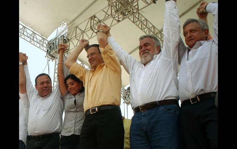 Marcelo Ebrard (amarillo) y Andrés Manuel López Obrador, alzan las manos del candidato de izquierda Alejandro Encinas. EL UNIVERSAL  /