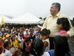 Guadalupe Acosta Naranjo convive con habitantes de Tepic antes del acto donde pidió el voto para el PRD el próximo domingo. M. FREYRÍA  /