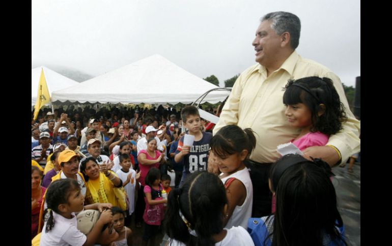 Guadalupe Acosta Naranjo convive con habitantes de Tepic antes del acto donde pidió el voto para el PRD el próximo domingo. M. FREYRÍA  /