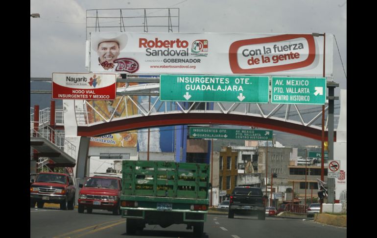 En la capital nayarita hay decenas de espectaculares del candidato priista a la gubernatura, Roberto Sandoval Castañeda. M. FREYRÍA  /