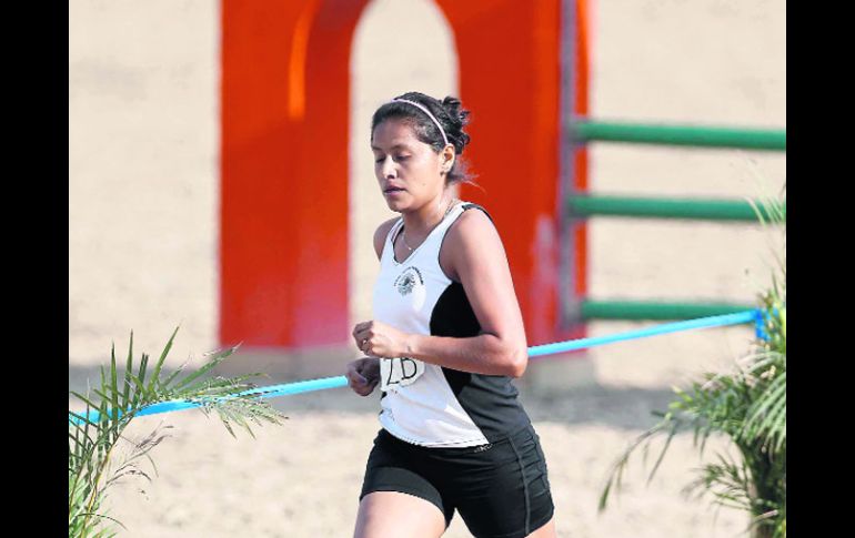 Thelma Martínez durante la prueba de carrera en la prueba de relevos femeniles, que se llevó a cabo en el Club Hípica. E. PACHECO  /