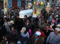 Miles de pobladores acompañan una procesión fúnebre en Juliaca. EFE  /