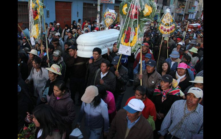 Miles de pobladores acompañan una procesión fúnebre en Juliaca. EFE  /