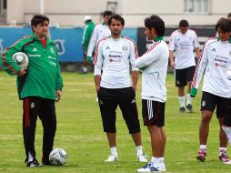 Luis Fernando Tena charla durante uno de los entrenamientos de la Sub-22. MEXSPORT  /