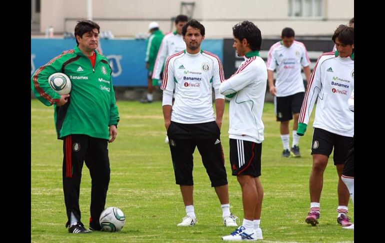 Luis Fernando Tena charla durante uno de los entrenamientos de la Sub-22. MEXSPORT  /