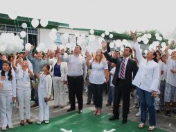 El alcalde Héctor Vielma Ordóñez presidió la entrega de certificados, además los niños lanzaron cientos de globos blancos. ESPECIAL  /