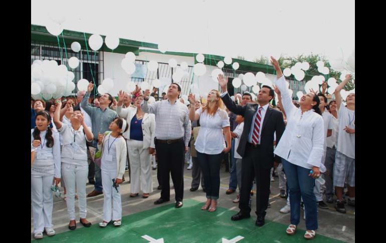 El alcalde Héctor Vielma Ordóñez presidió la entrega de certificados, además los niños lanzaron cientos de globos blancos. ESPECIAL  /