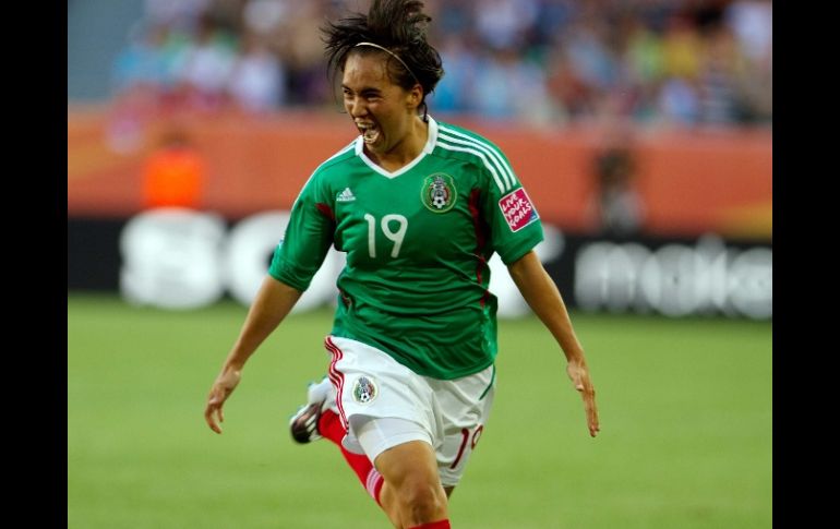 Mónica Ocampo celebra el gol que le dio el empate al conjunto mexicano con Inglaterra. MEXSPORT  /