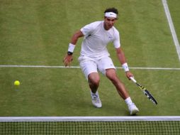 El español Rafael Nadal se impuso hoy en los octavos de final de Wimbledon al argentino Juan Martín Del Potro. AFP  /