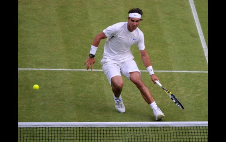 El español Rafael Nadal se impuso hoy en los octavos de final de Wimbledon al argentino Juan Martín Del Potro. AFP  /