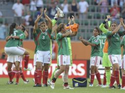 Las mexicanas celebran su actuación frente a la selección inglesa en el estadio de Wolfsburg. EFE  /