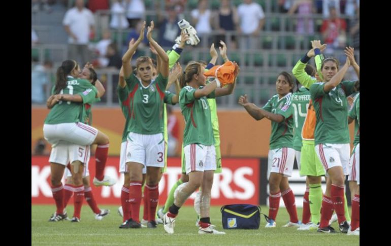 Las mexicanas celebran su actuación frente a la selección inglesa en el estadio de Wolfsburg. EFE  /